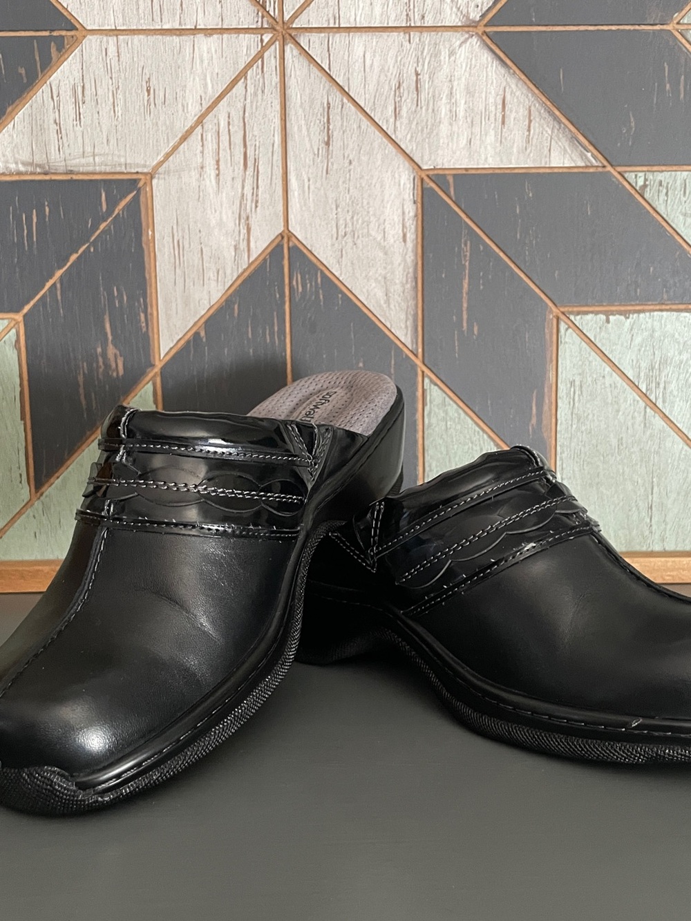 SoftWalk Abby Black Leather Patent Slip On Clogs 7W